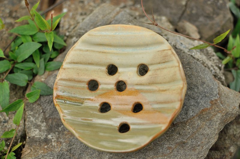 Heyu Soap ・手捏陶皂盘・陶土制・自然沥水・手工生活器皿 - 卫浴用品 - 陶 卡其色