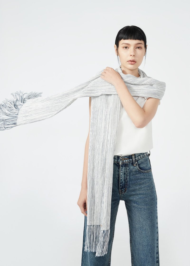 DOITUNG Lyla Karen Scarf Handwoven White & TD Navy Blue color - 丝巾 - 其他材质 多色