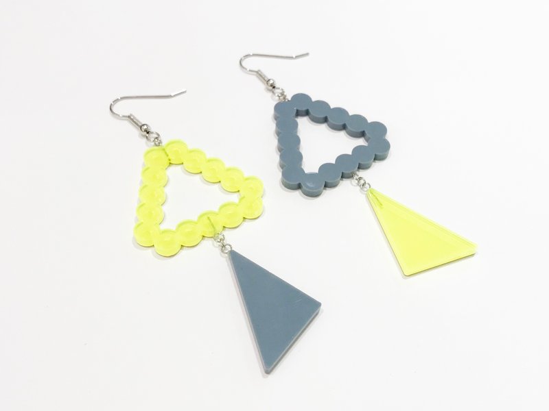 Large figurative earrings / earrings "triangle" - 耳环/耳夹 - 压克力 黄色
