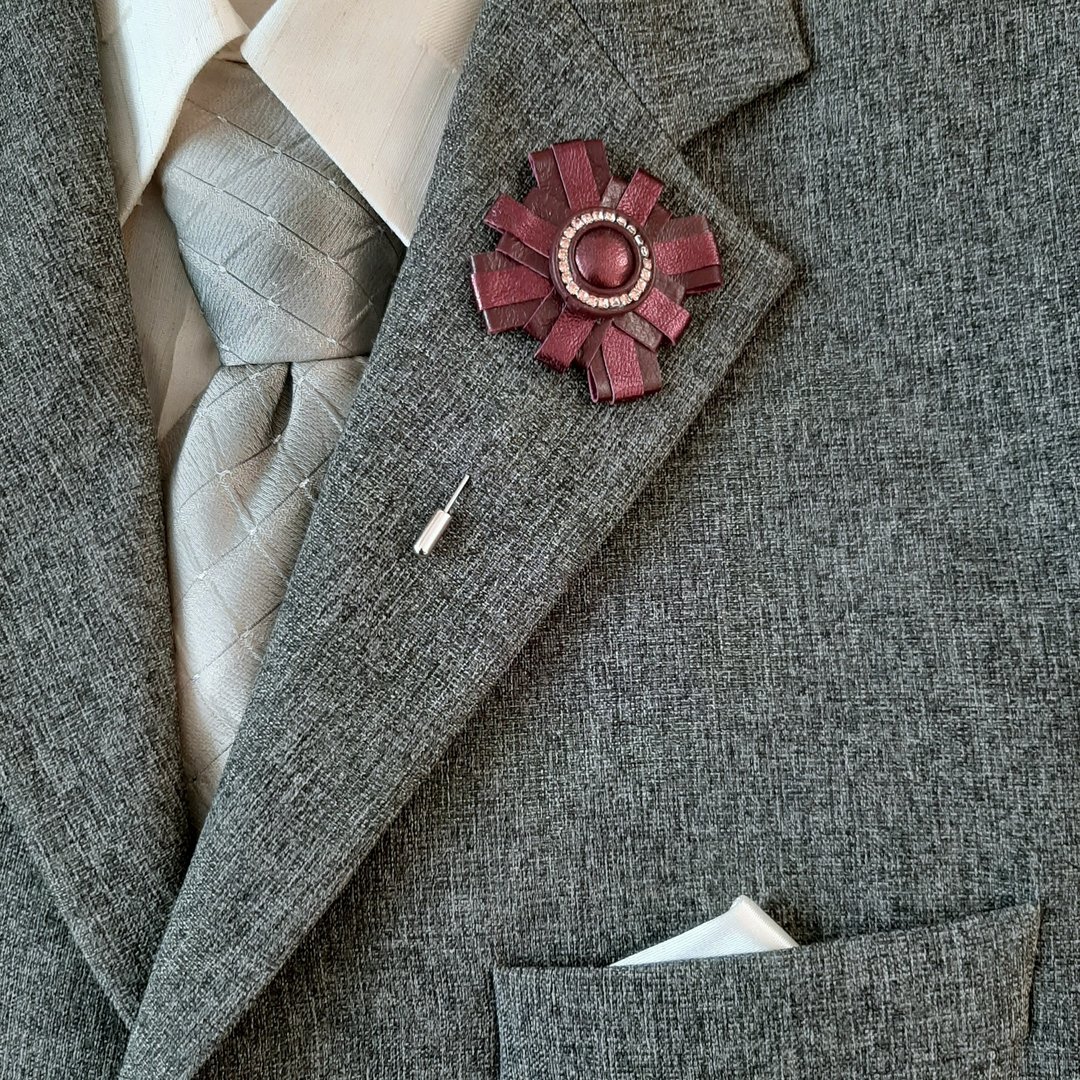 布羅什 皮革首飾 Men's lapel pin genuine leather, Gift for him boutonnierre - 徽章/别针 - 真皮 红色