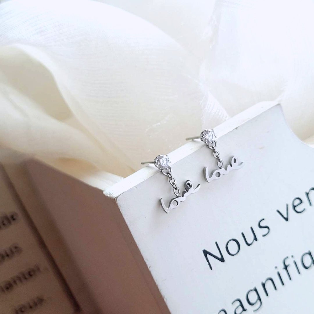 【绝版出清品】Love。草写英文字造型不锈钢耳针(仅一对) - 耳环/耳夹 - 纯银 银色