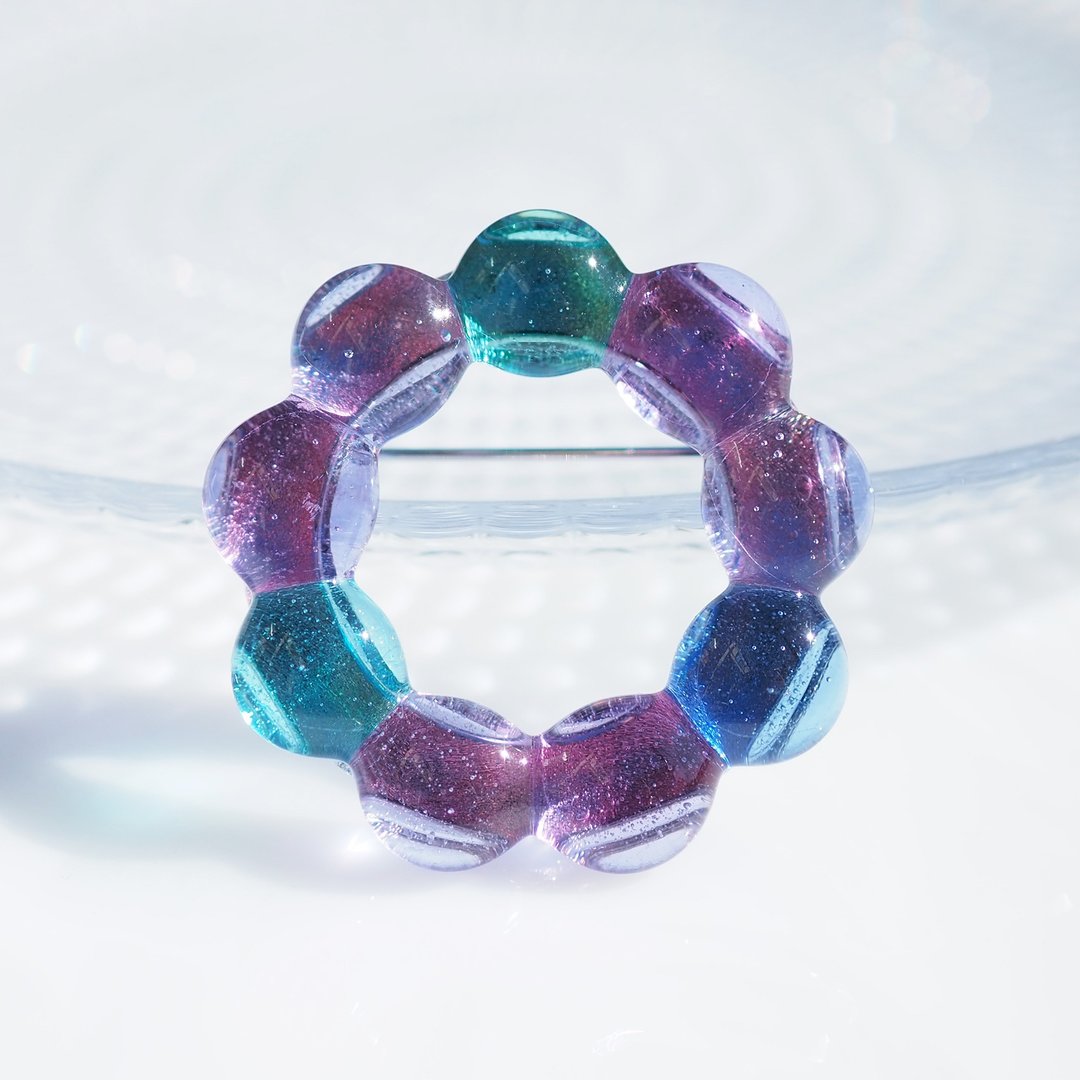 Color-changing glass wreath (Rice [Magic]) Brooch [Made to order] - 胸针 - 玻璃 紫色