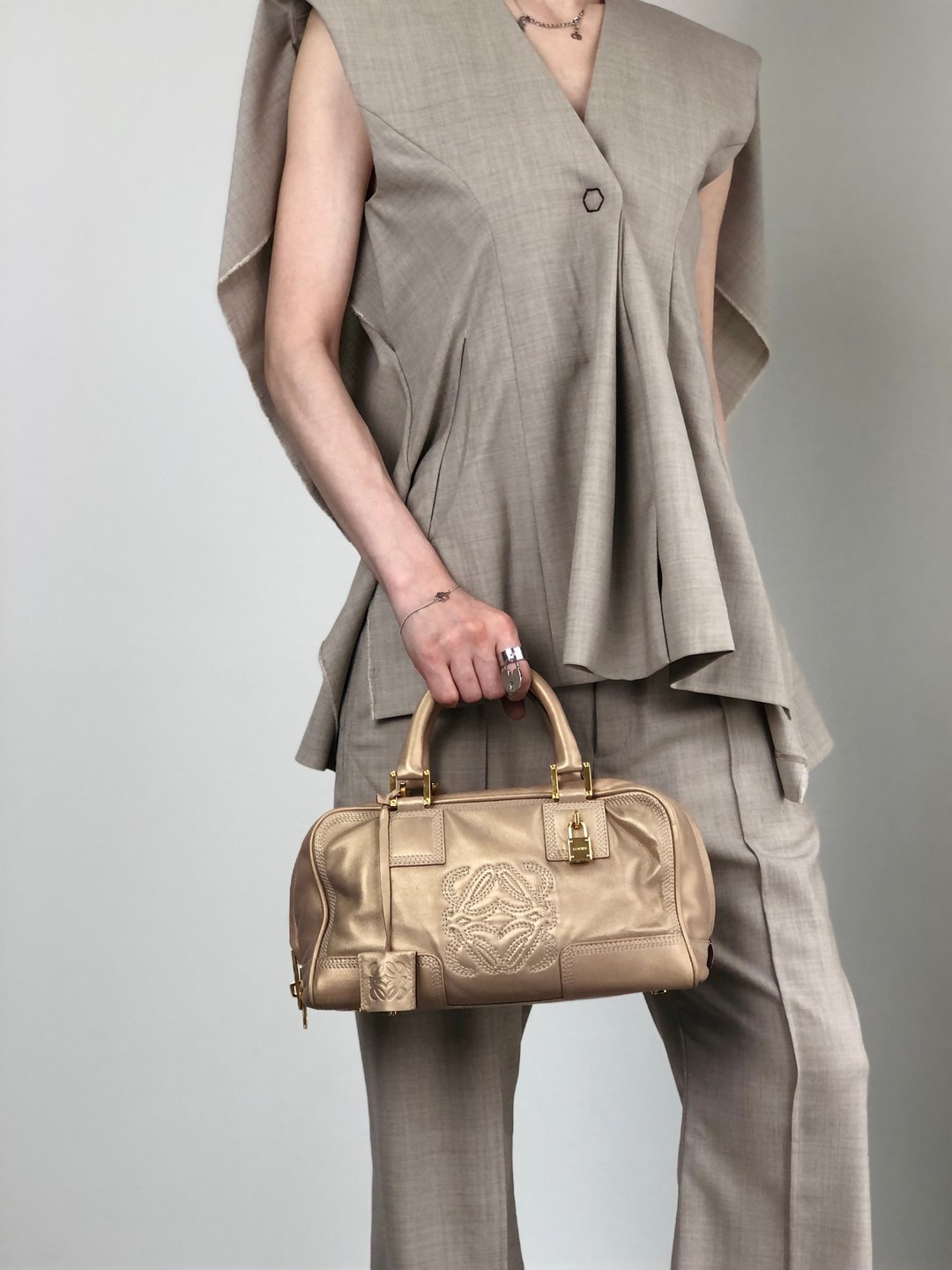 【日本直送 名牌中古包】LOEWE 罗威 手提包 金色 Anagram 皮革 Amazona 迷你波士顿包 金属色 vintage unh432 - 手提包/手提袋 - 真皮 金色