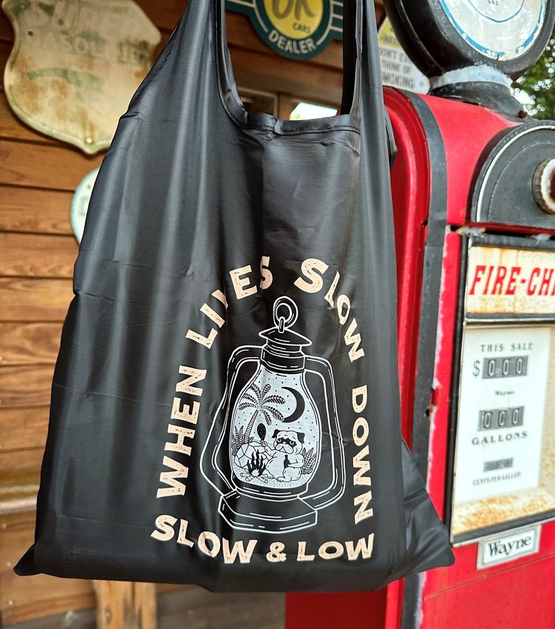 SLOW & LOW 巴哥露营趣。防泼水环保购物袋 #收纳袋附挂鈎 - 手提包/手提袋 - 尼龙 