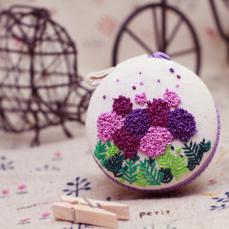 刺绣 ♥绣球花(紫)♥ 马卡龙零钱包 吊饰 钥匙圈 手作 婚礼小物 耳机收纳 - 卷线器/电线收纳 - 纸 紫色