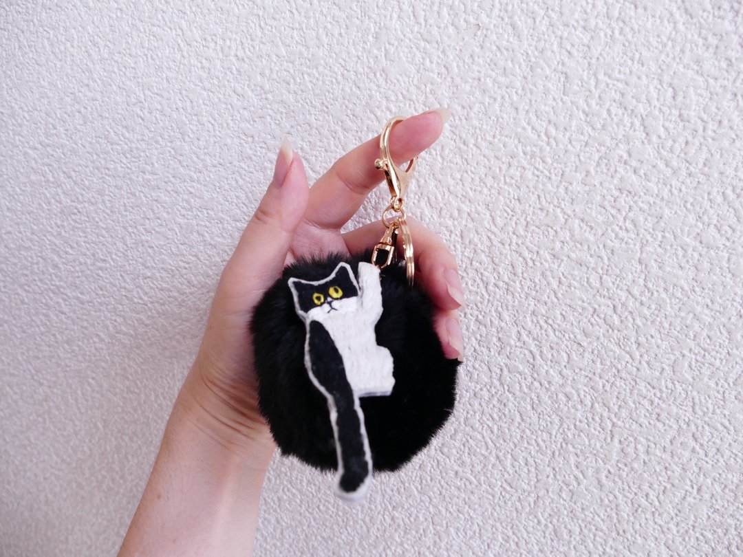 Fur Pompon Bag Charm Embroidered Hachiware Cat Black - 钥匙链/钥匙包 - 聚酯纤维 黑色