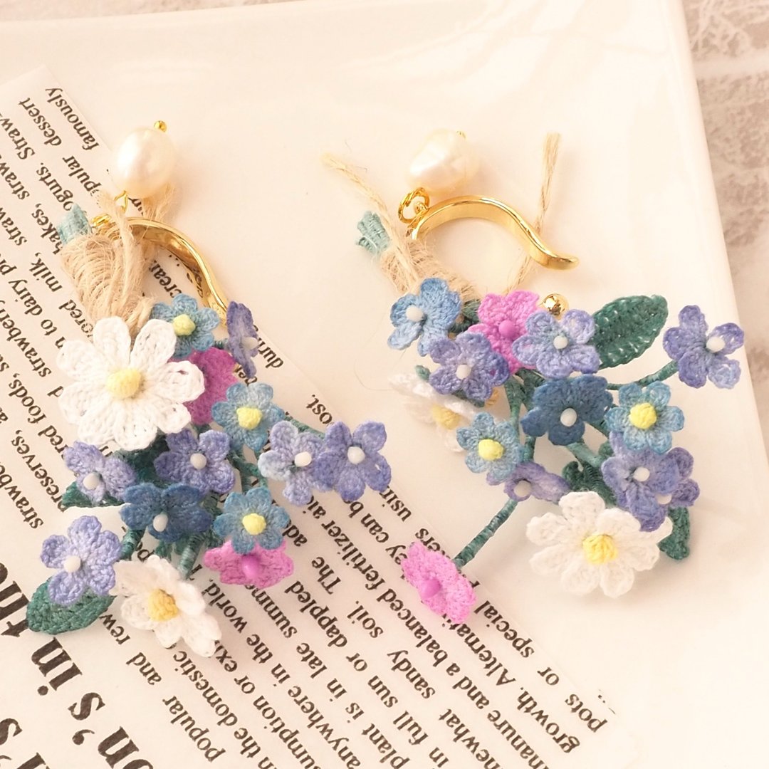 [Ear cuff (for one ear)] Lace knit small flower bouquet x freshwater pearl - 袖扣 - 棉 蓝色