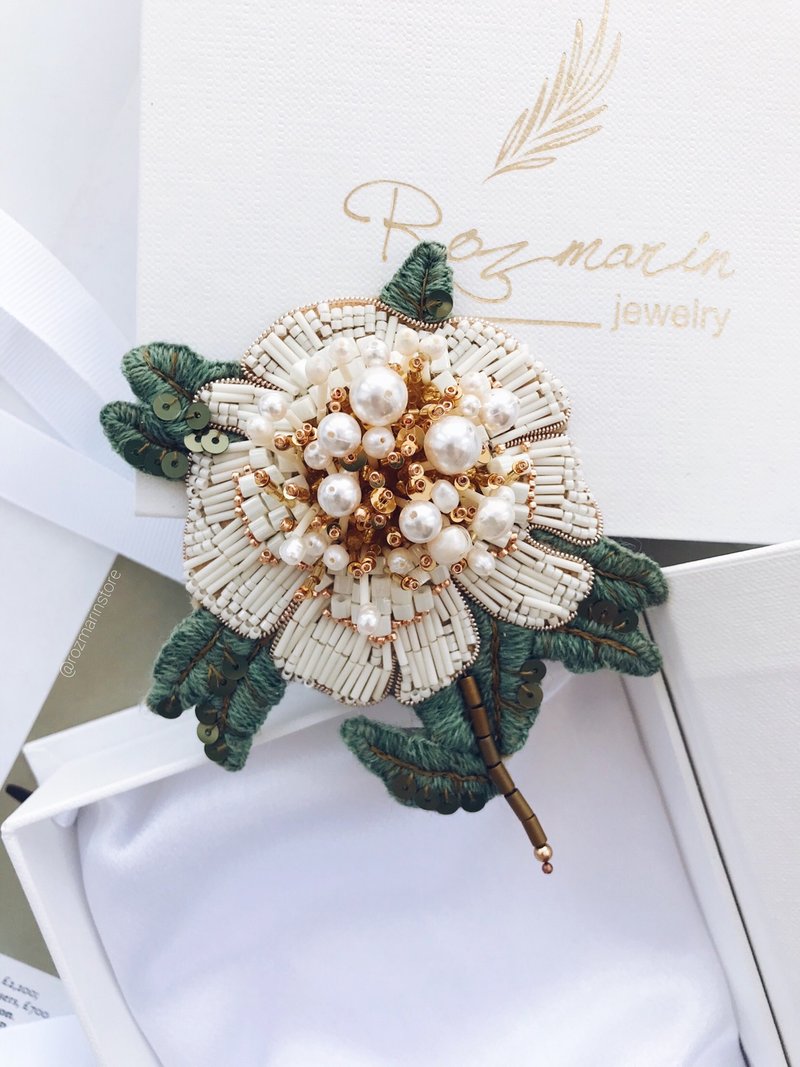 Peony Beaded Embroidered brooch handmade flower Botanical - 胸针 - 绣线 白色