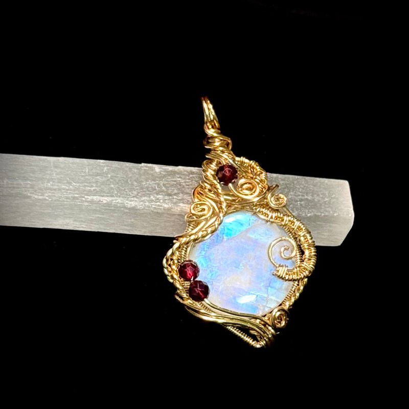 【月祭】 金属编织 月光石项链 - 项链 - 水晶 金色