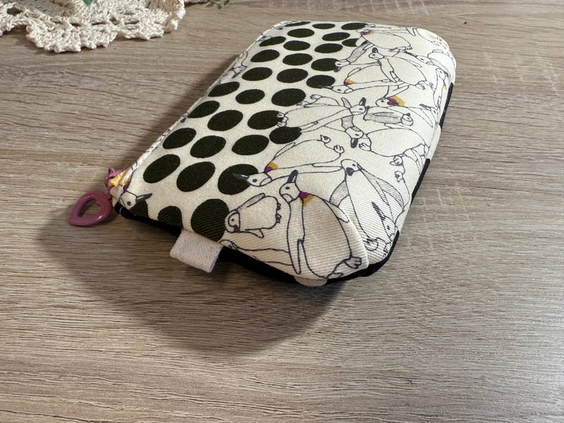 唯一款/双色相遇正反双配色手作拉链包/黑点漫步日企鹅圆舞 - 化妆包/杂物包 - 棉．麻 