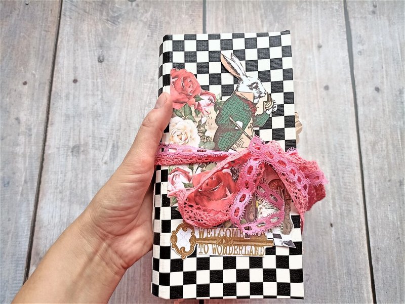 白兔杂志风手帐 爱丽丝梦游仙境手帐 爱丽丝杂志风手帐 手工制作 - 笔记本/手帐 - 纸 红色