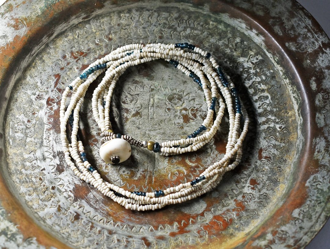 古董白小圆珠与靛蓝古董珠四圈项链 贝壳扣头 - 项链 - 玻璃 白色