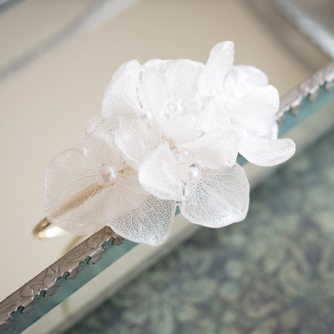genuine hydrangea bangle - 手链/手环 - 树脂 白色