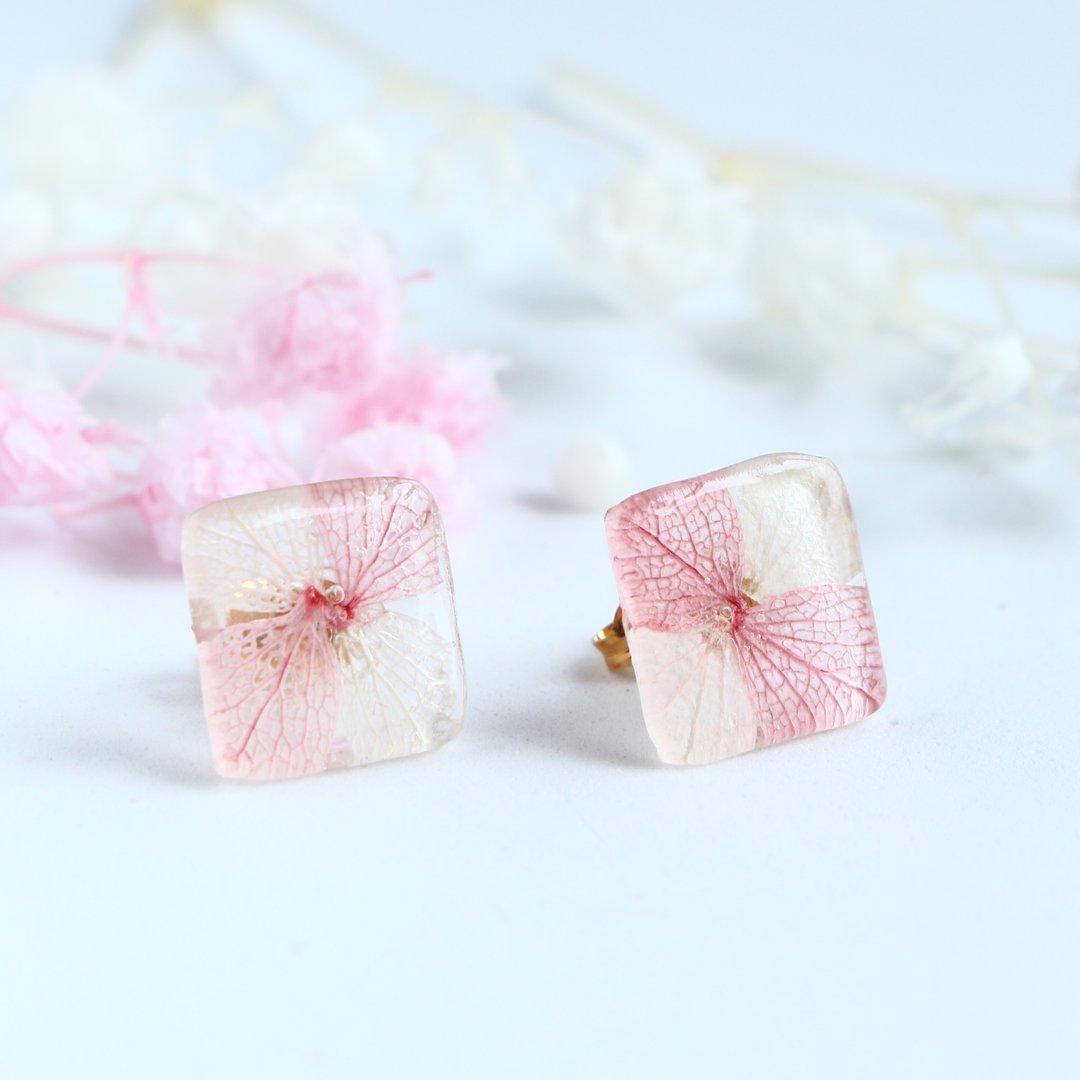 Shiny hydrangea pierced earrings(pink)-14kgf - 耳环/耳夹 - 塑料 粉红色