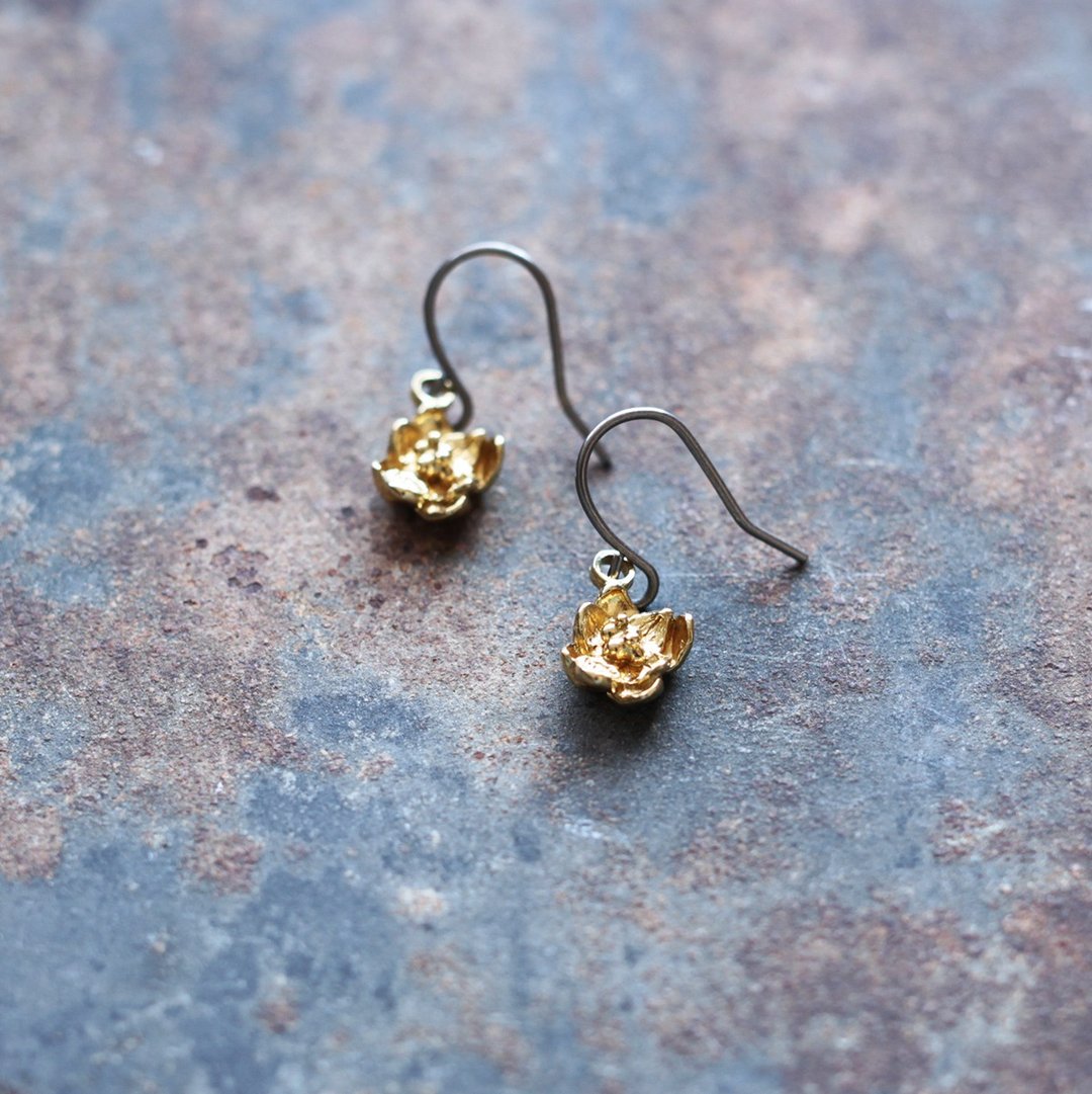 8 small petals flower earrings P530 - 耳环/耳夹 - 其他金属 金色