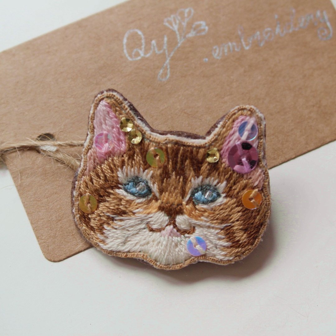 Qy's cats  巧克力色猫 手工刺绣胸针 别针 礼物 - 胸针 - 绣线 咖啡色