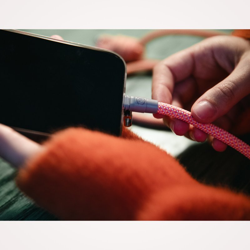 Yoggle Power 充电线手机挂绳 2 in 1 USB-C | 鲜粉红色 - 充电宝/传输线 - 其他材质 粉红色