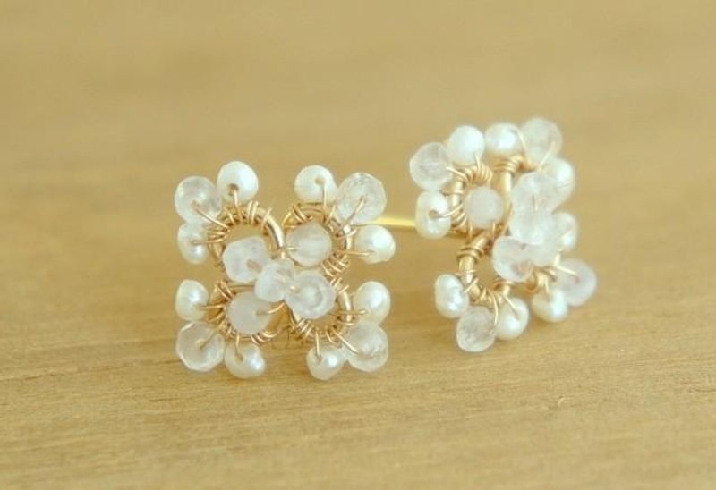 Lace motif Moonstone earrings K14gf - 耳环/耳夹 - 宝石 白色