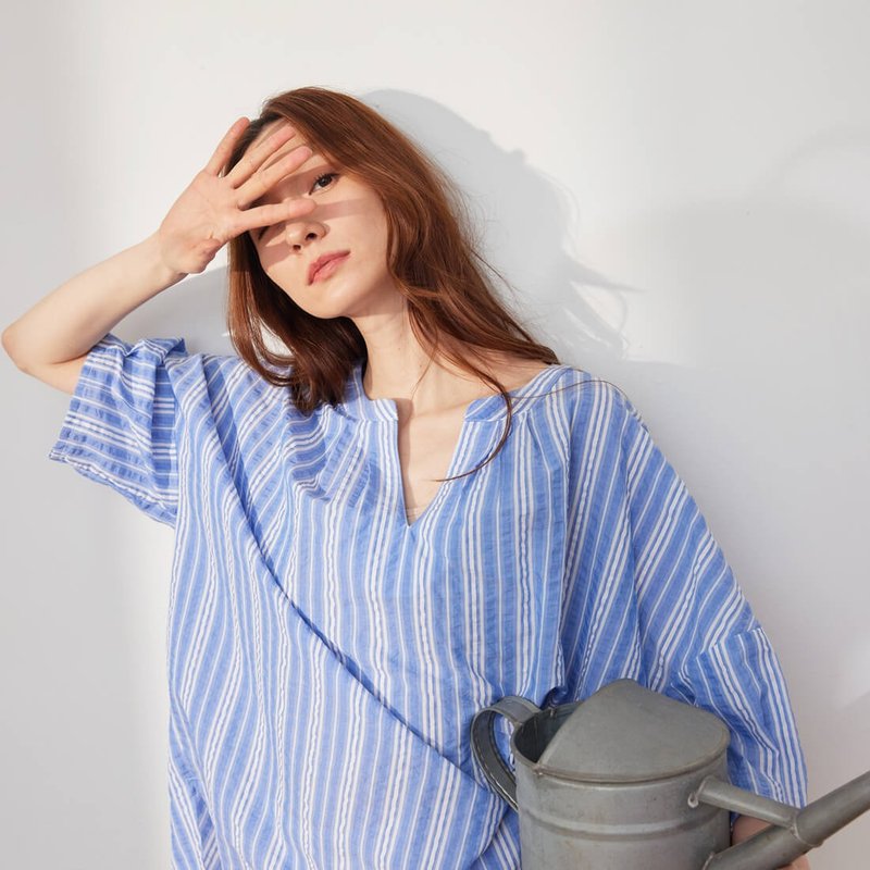 Ariel小v五分袖長短襬上衣/藍條紋 - 女装上衣 - 棉．麻 蓝色