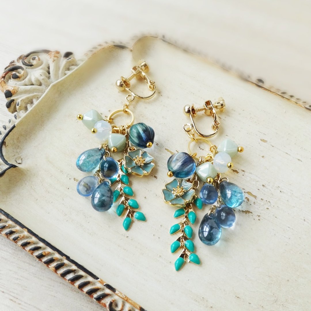 Translucent blue Bless little flower Earrings - 耳环/耳夹 - 玻璃 蓝色