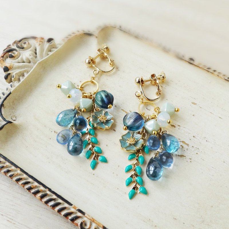 Translucent blue Bless little flower Earrings - 耳环/耳夹 - 玻璃 蓝色