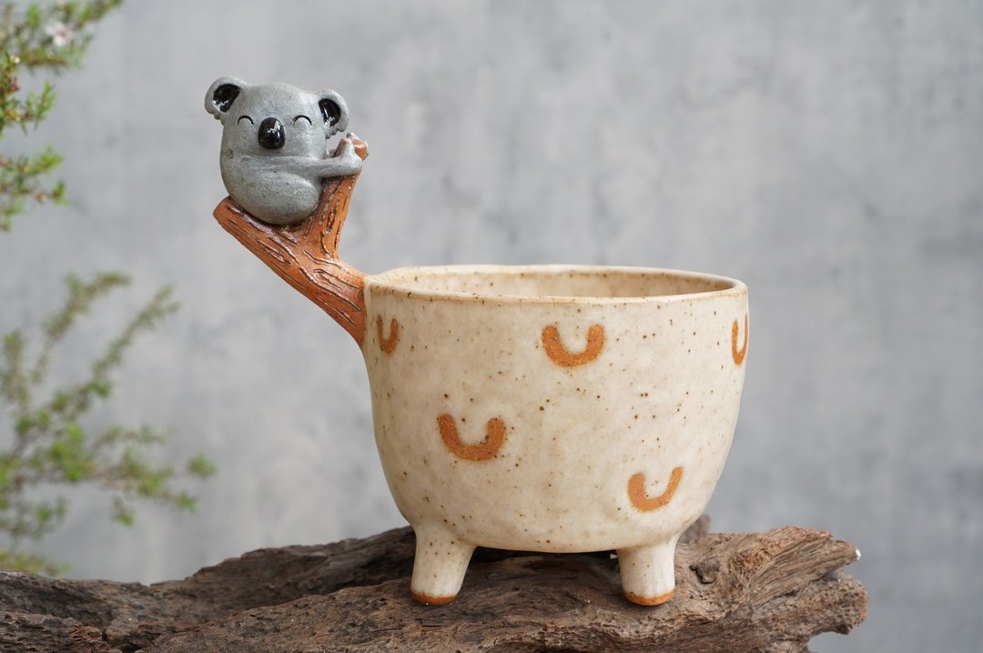 Branch with koala plant pot for cactus , handmade ceramic , pottery - 花瓶/陶器 - 陶 卡其色