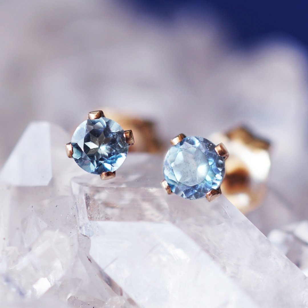 London Blue Topaz 3mm Stud Earrings Grace - 耳环/耳夹 - 宝石 蓝色
