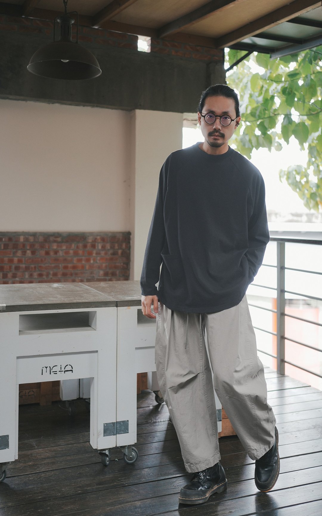 小我独家 南山 tower 单口袋中磅长袖 - 2 色 -宽松版深灰 现货 - 男装上衣/T 恤 - 棉 灰色