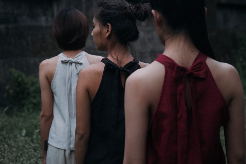 | 沓 |　削肩后打结背心 - 女装上衣 - 棉．麻 