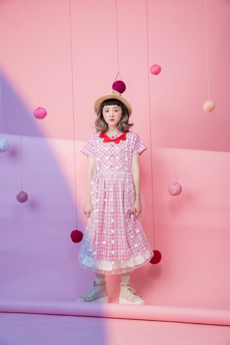 :EMPHASIZE胸前排扣侧腰绑绳半袖泡泡纱复古格纹洋装-粉桃红 - 洋装/连衣裙 - 棉．麻 粉红色