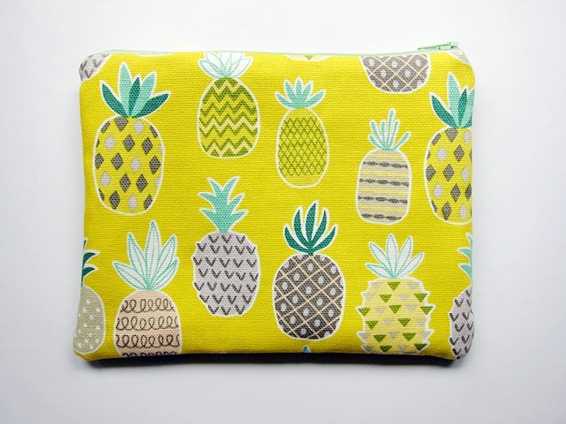 大拉链包 / 笔袋 / 化妆包 黄底凤梨 - 化妆包/杂物包 - 棉．麻 黄色