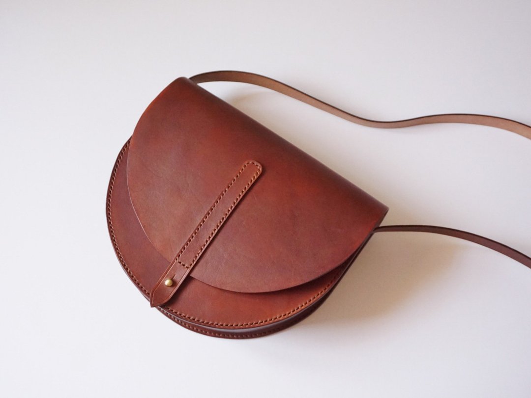 Half Moon Saddle Bag in Brown Leather - Simple Crossbody/ Slingbag - 侧背包/斜挎包 - 真皮 