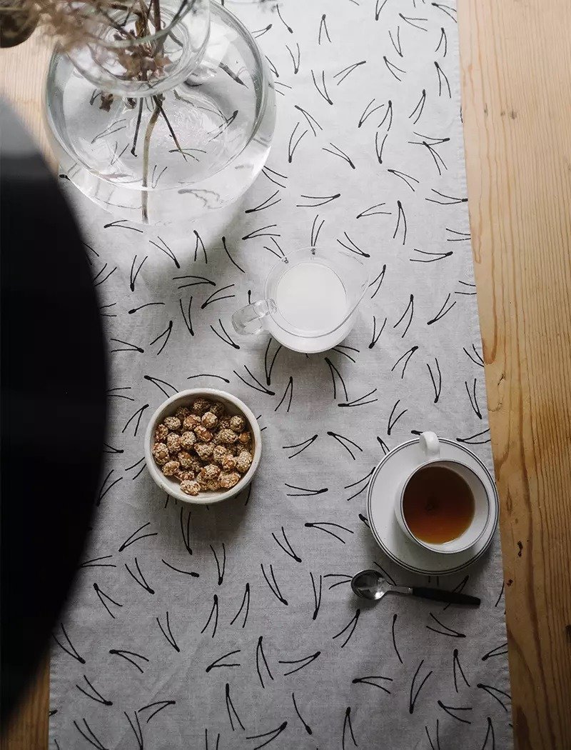 北欧设计–针叶桌旗,黑 BARR TABLE RUNNER, NATURE/BLACK - 餐垫/桌巾 - 亚麻 卡其色