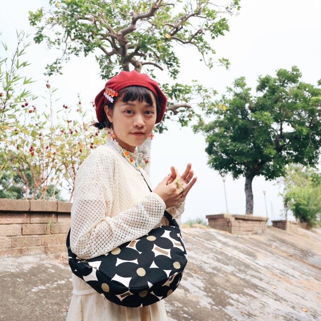 半月斜背包 / 风车花朵 三色 - 侧背包/斜挎包 - 棉 多色