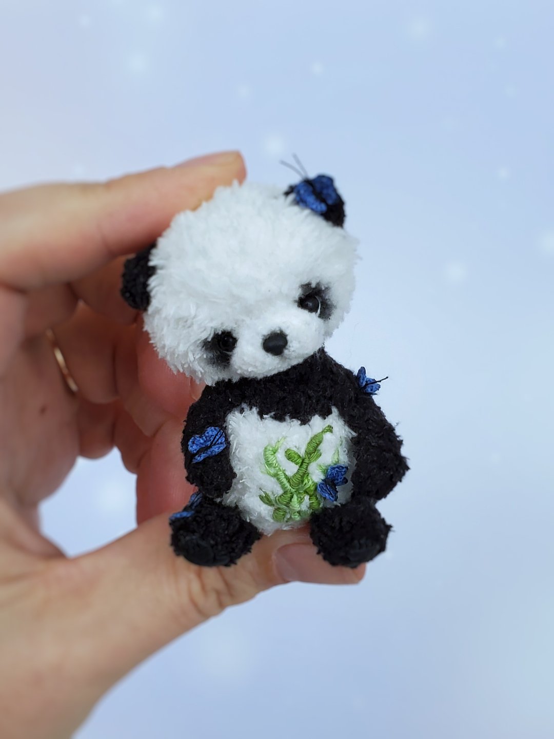 Miniature crocheted teddy panda with embroidered bamboo. Dollhouse accessories. - 玩偶/公仔 - 棉 黑色