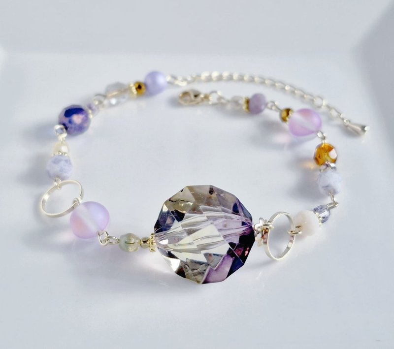 闪耀着彩绘玻璃风格压克力珠饰，令人魅惑的薰衣草紫色手链。时尚、精致，适合生日赠礼，尺寸可调整。 - 手链/手环 - 玻璃 紫色