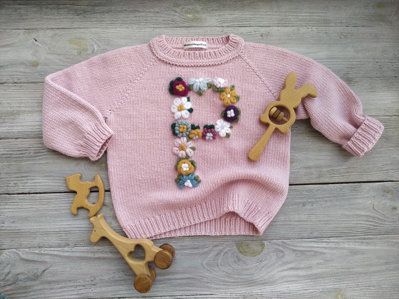 手工制作的棉质美利奴毛衣，绣有孩子名字的首字母 - 童装外套 - 羊毛 