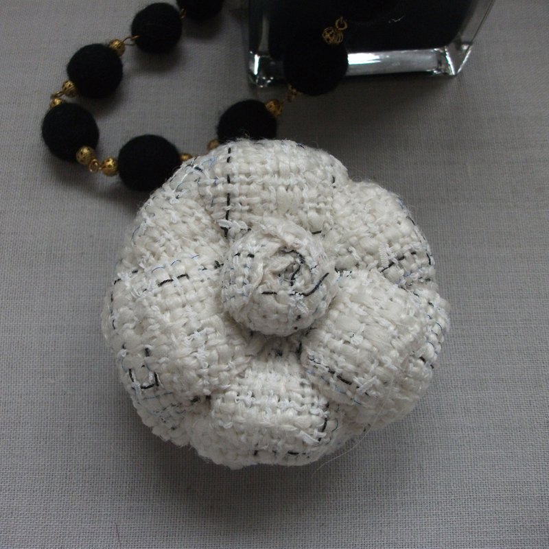 白色织品山茶花胸针 - 胸针 - 羊毛 白色