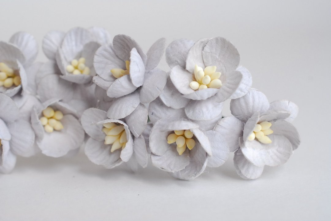 Paper flower, 50 pieces, size 2.5 cm. Cherry blossom, Sakura, pale gray color. - 木工/竹艺/纸艺 - 纸 灰色