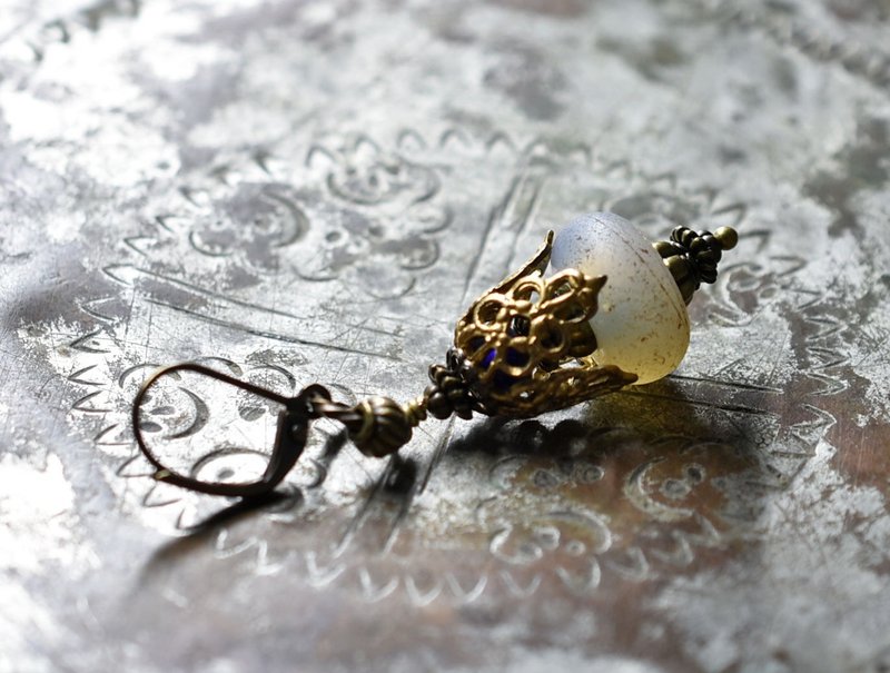 Dogon 古董珠与装饰黄铜、藏蓝色珠单耳耳环 - 耳环/耳夹 - 玻璃 白色