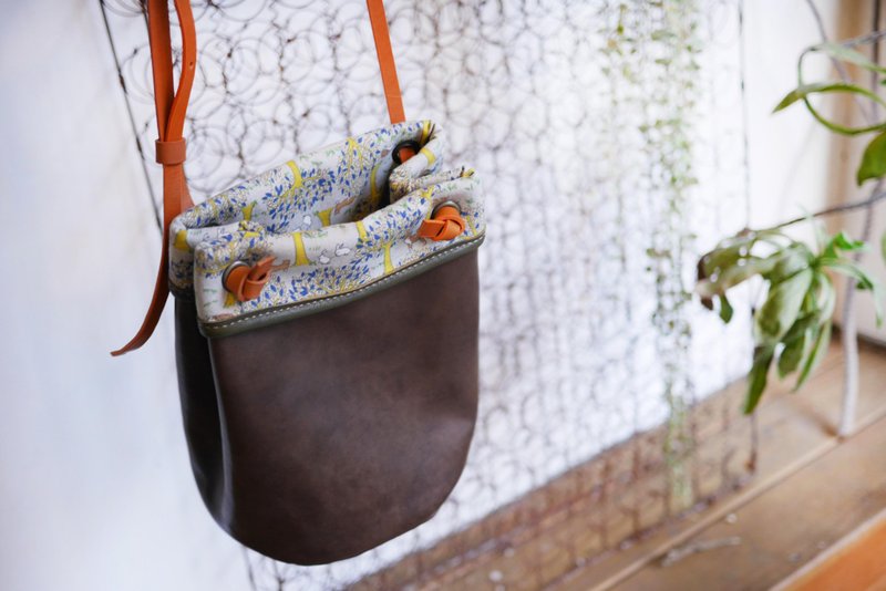 动物森林水桶包(内里无口袋版) - 侧背包/斜挎包 - 真皮 红色