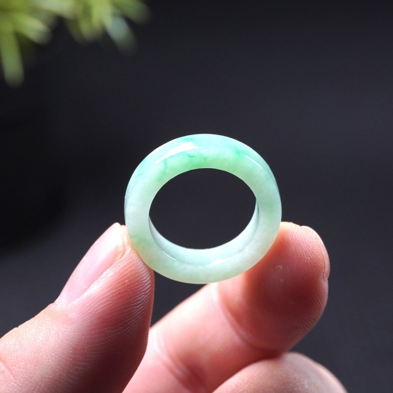 飘阳绿翡翠角戒戒指戒圈 | 国际13围 | 天然缅甸玉翡翠A货 | 送礼 - 戒指 - 玉石 绿色