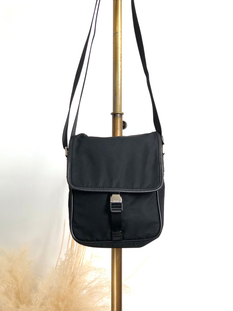 【 VintageShop solo 日本直送中古包专卖店 】PRADA 普拉达 侧背包 黑色 三角标志 前扣 尼龙 Saffiano 78def6 - 侧背包/斜挎包 - 尼龙 黑色