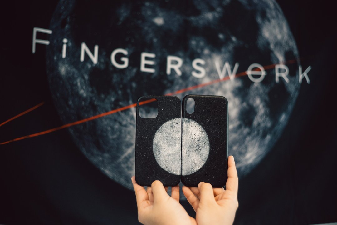手喷月球 情侣手机壳  iPhone Case - 手机壳/手机套 - 人造皮革 
