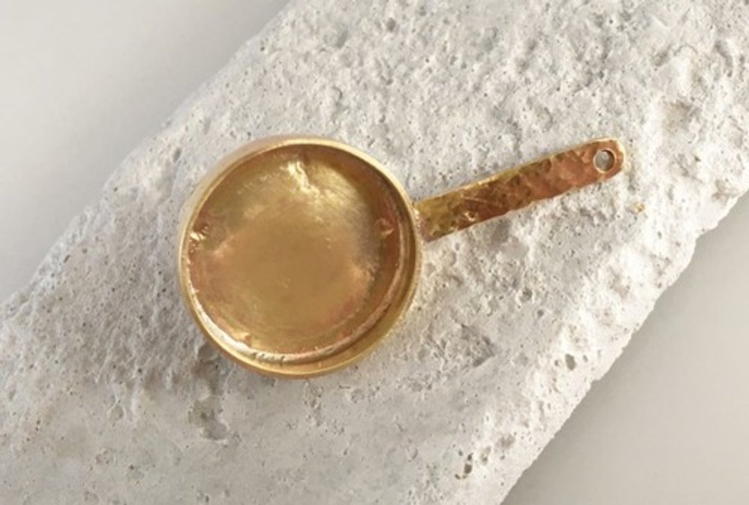 Small frying pan ◇ Brass forged pin badge / tie tack - 胸针 - 其他金属 