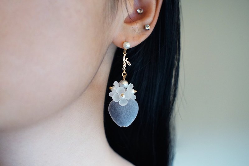 LOVE情詩 灰 - 花片珍珠耳環 (醫療級抗敏鋼針 / 耳夾) - 耳环/耳夹 - 树脂 灰色