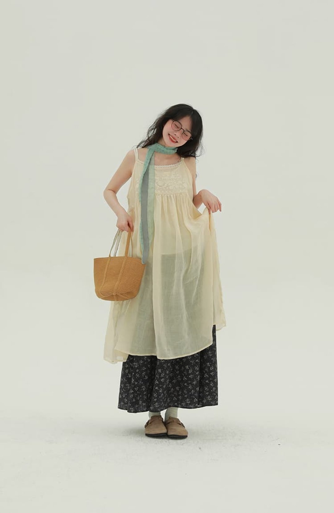 2顔色 田野吊帶刺繡洋裝 文藝復古甜美休閒減齡百搭疊穿中長裙 - 洋装/连衣裙 - 棉 卡其色