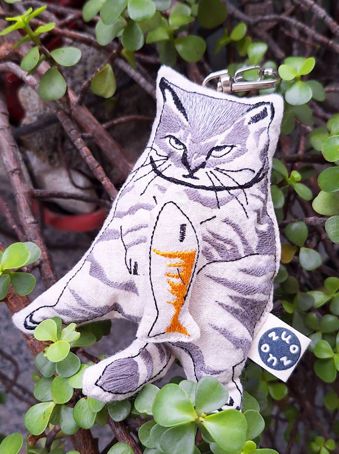 刺绣 猫小鱼吊饰_ 刺绣、礼物、插画、包邮 - 吊饰 - 棉 银色