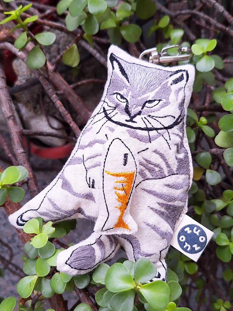 刺绣 猫小鱼吊饰_ 刺绣、礼物、插画、包邮 - 吊饰 - 棉．麻 银色