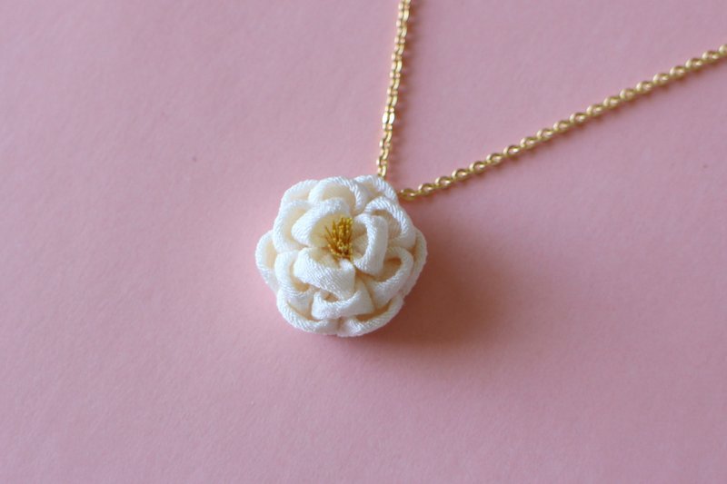 正绢 柔和山茶花项链 白色 捏捏细工 日式 浴衣 和服  મર્યાદા 毕业式 新年 和风 圆玫瑰 玫瑰 蔷薇 - 项链 - 丝．绢 白色